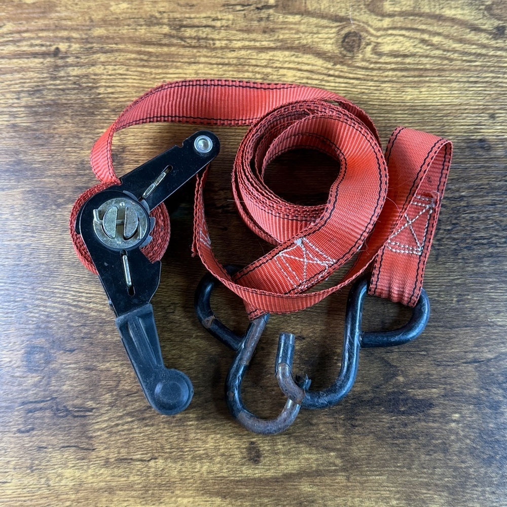 Cargo Red Heavy-Duty Buckle Tie-Down Ratchet Straps
Load Limit 500 Libras